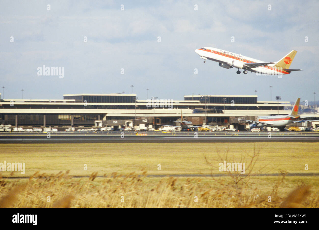 newark-airport-runway-hi-res-stock-photography-and-images-alamy