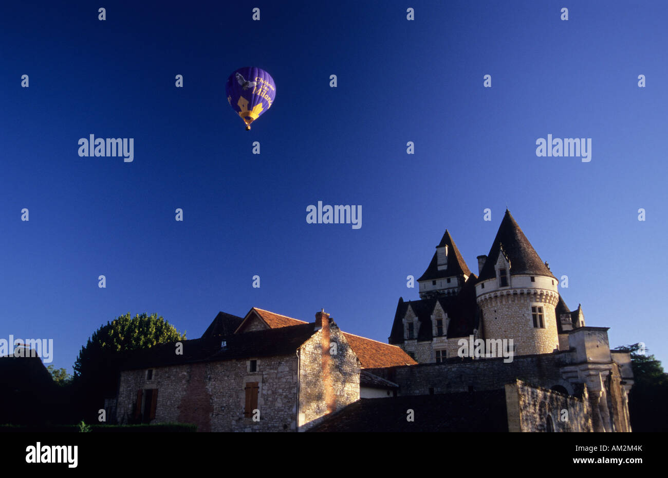Hot air Balloon over the Chateau Les Milandes, Castlenaud la Chapelle. France Stock Photo