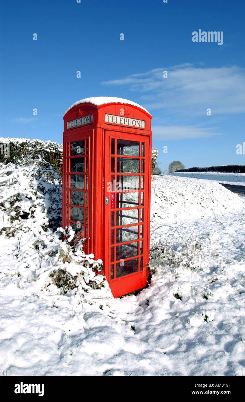 Winter Telephone A traditional British telephone box in the snow Stock Photo - Alamy