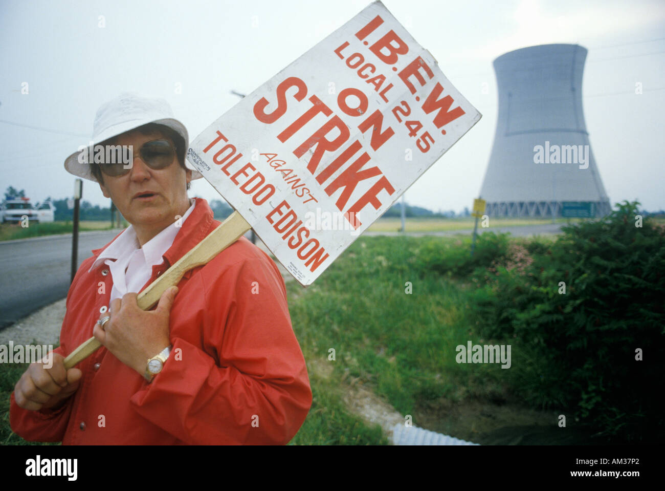 Striker with placard at Davis Besse Nuclear Power Station OH Stock Photo