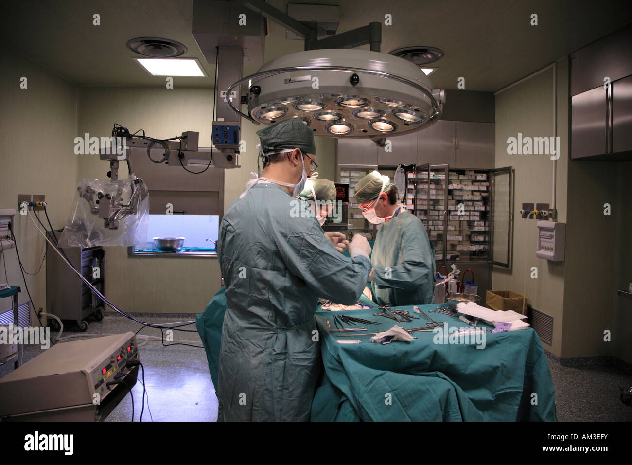 surgeons in operating theatre Stock Photo