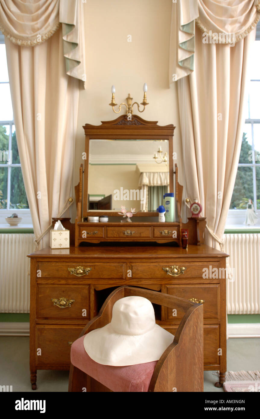 Bedroom mirror table hi res stock photography and images Page 3