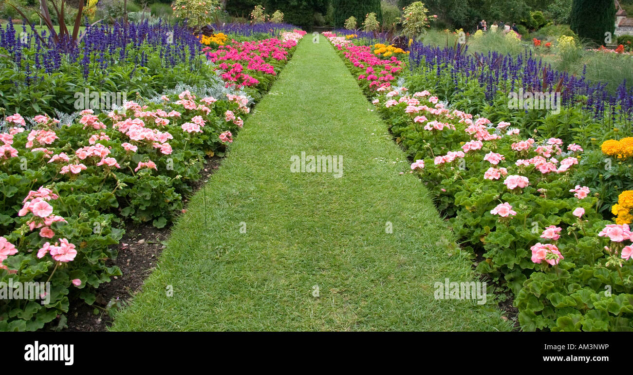 Garden flower bed border hi-res stock photography and images - Alamy