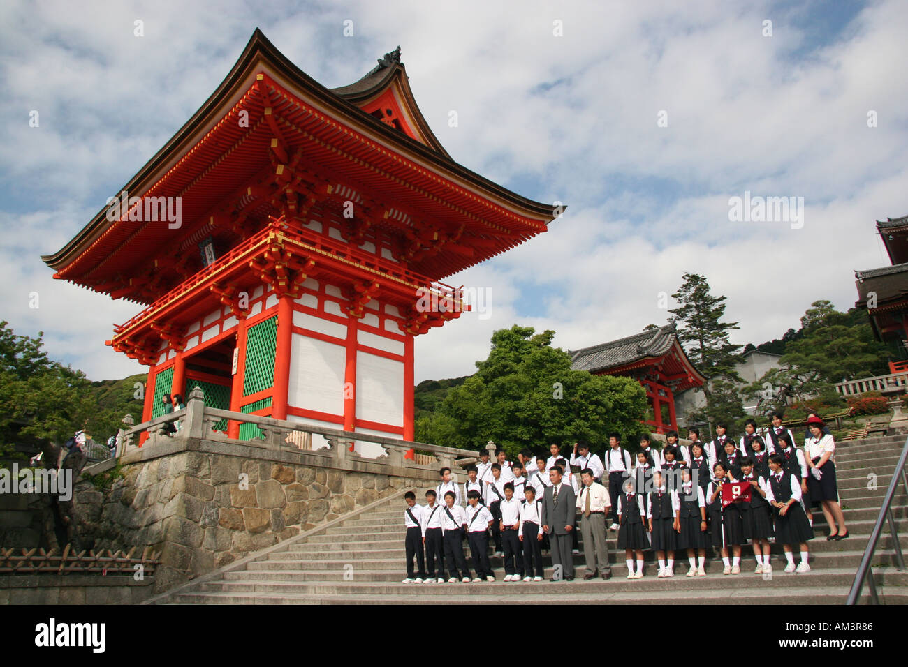 School class photo at the entrance to Kiyomizudera temple Kyoto Japan Stock Photo