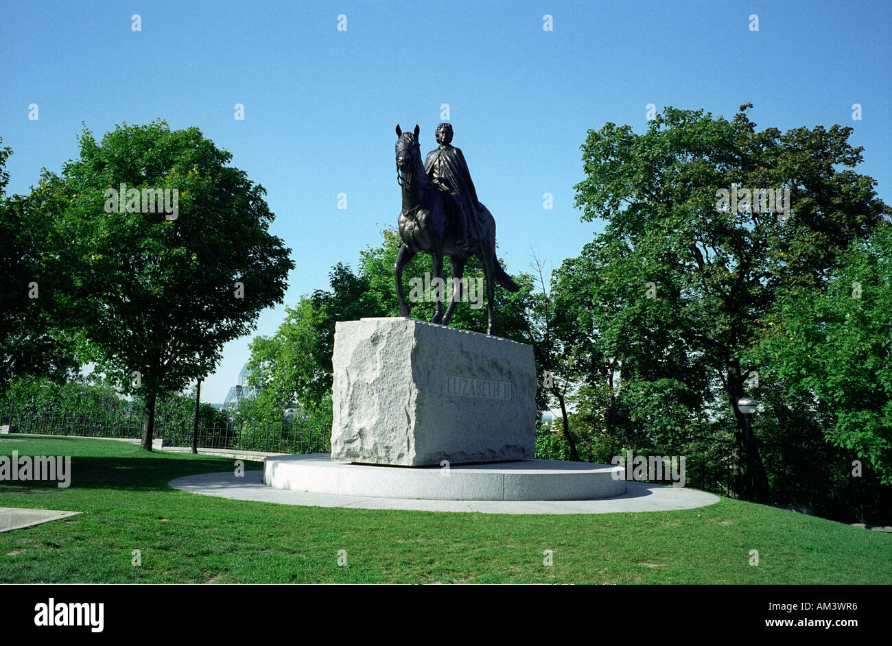 CANADA OTTAWA THE PARLIAMENT HILL AREA STATUE OF QUEEN ELIZABETH 11 ON