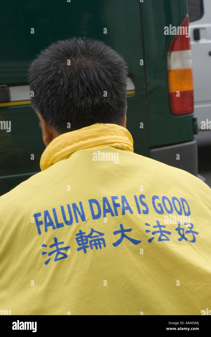 Falun Dafa is Good caption on back of lonely demonstrator outside Chinese embassy in London Stock Photo