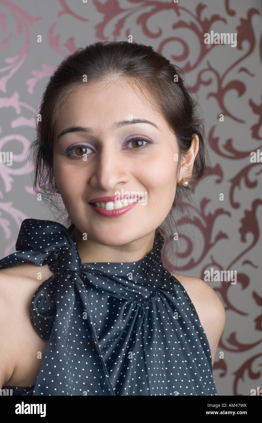 Portrait of a young woman posing and smiling Stock Photo - Alamy