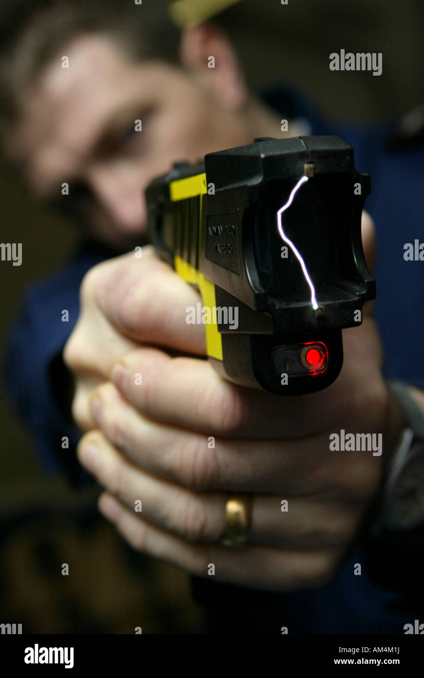Arme de tension électrique Banque de photographies et d'images à haute  résolution - Alamy