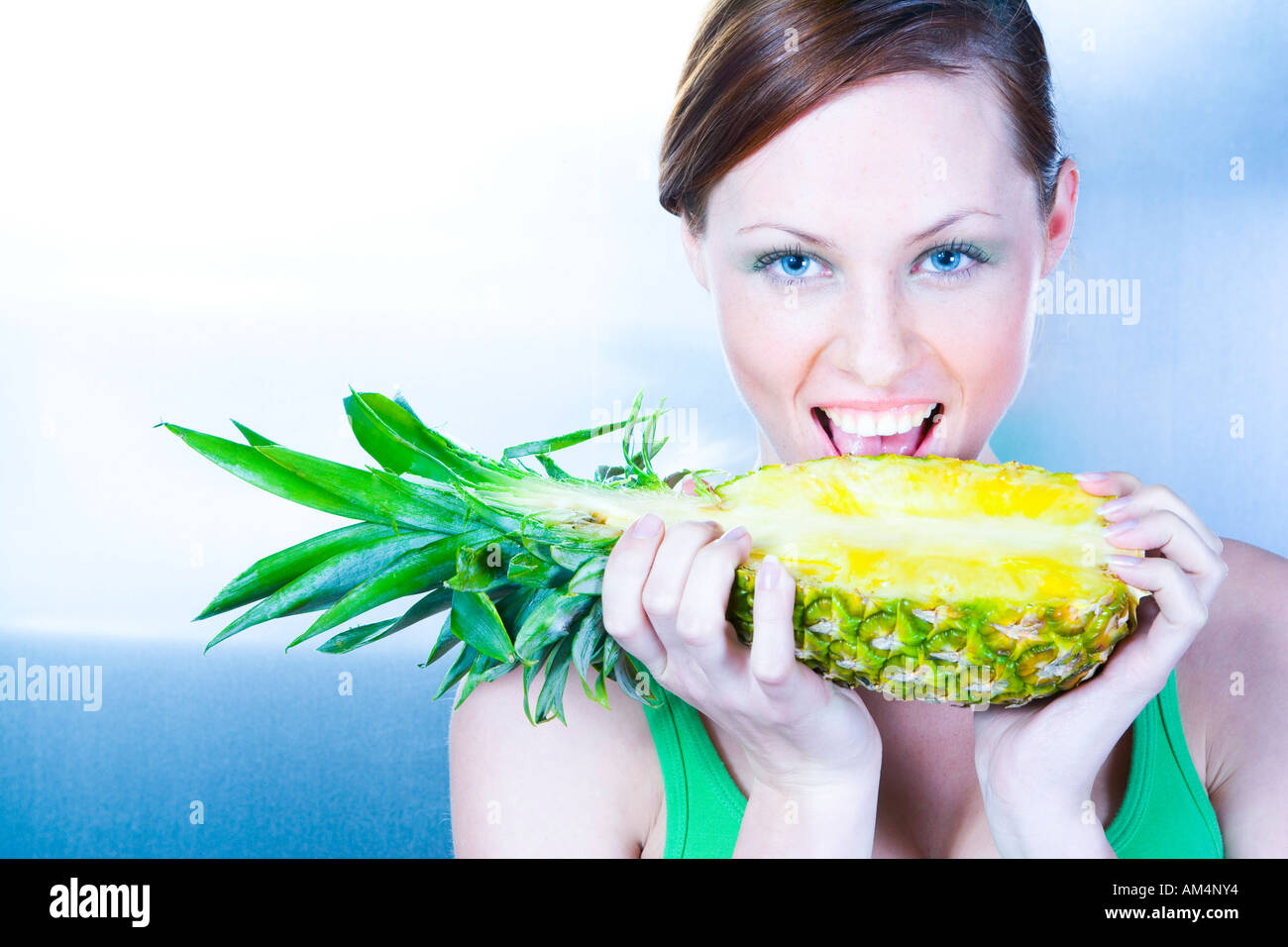young woman holding pineapple Stock Photo - Alamy