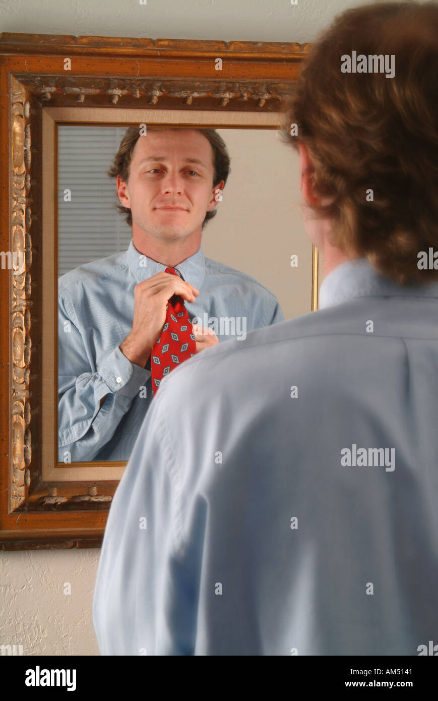 Man putting on tie mirror hires stock photography and images Alamy