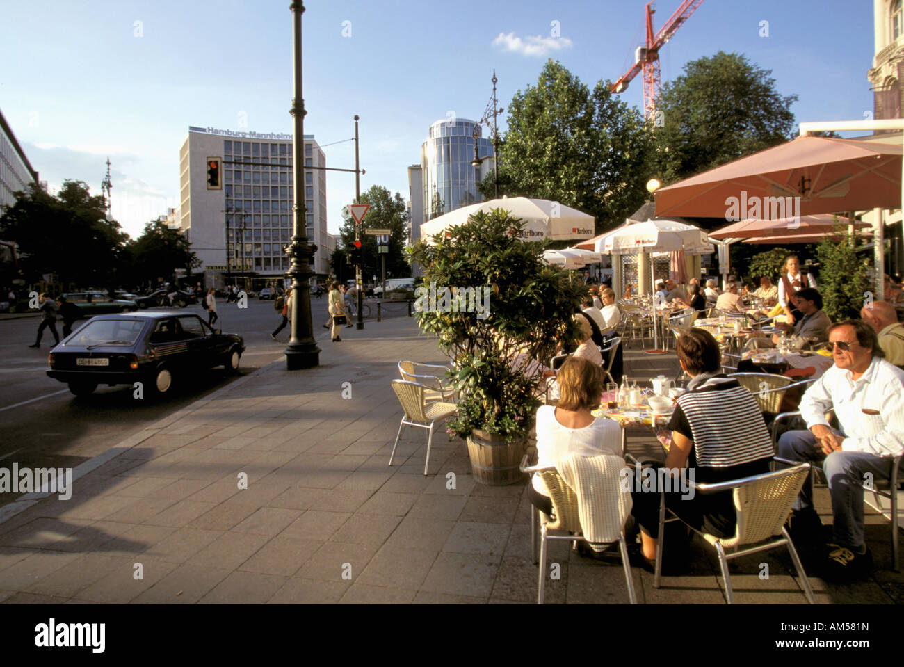 People in sidewalk cafes hi-res stock photography and images - Alamy