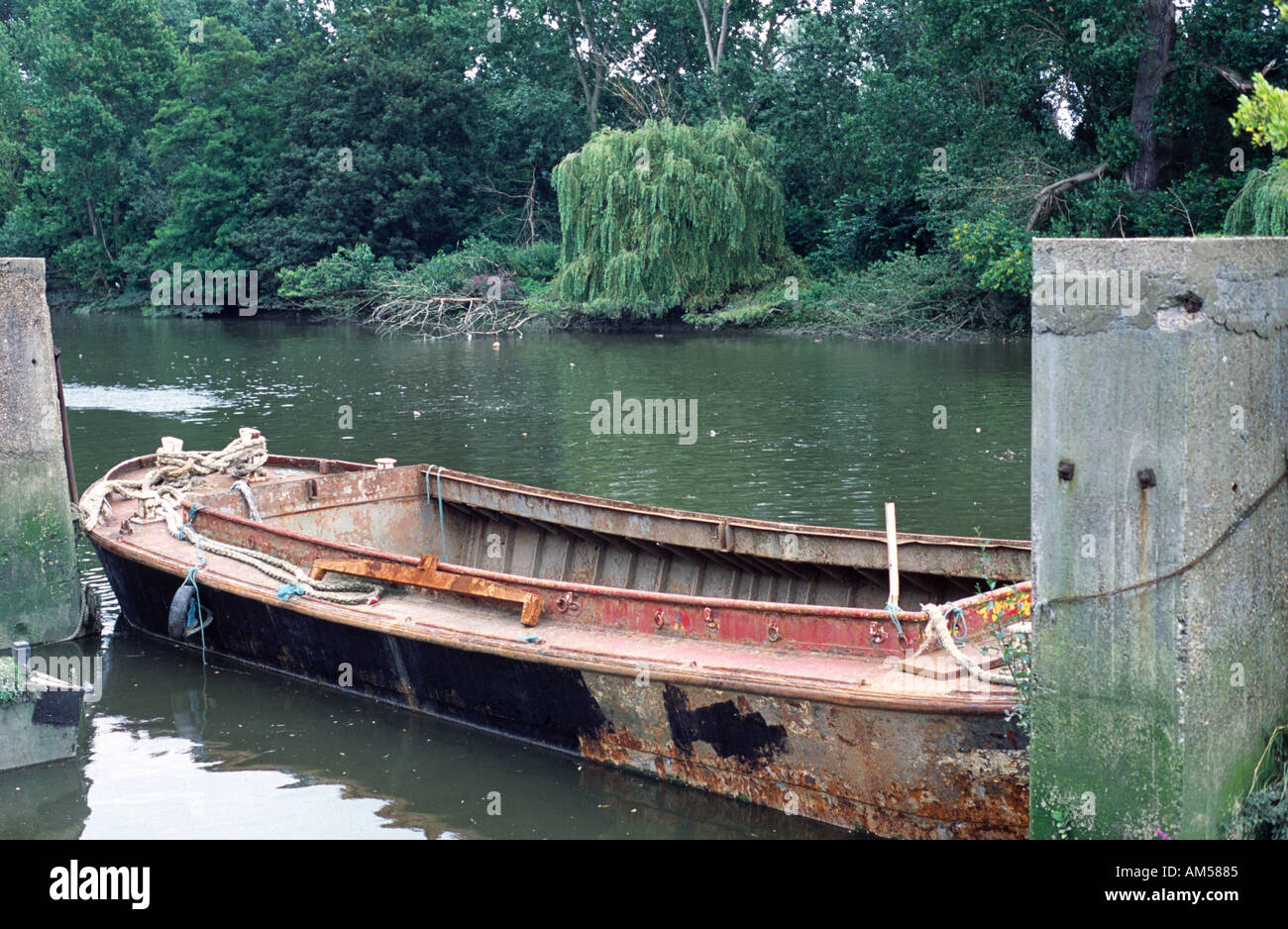 Mooring by the thames hires stock photography and images Alamy
