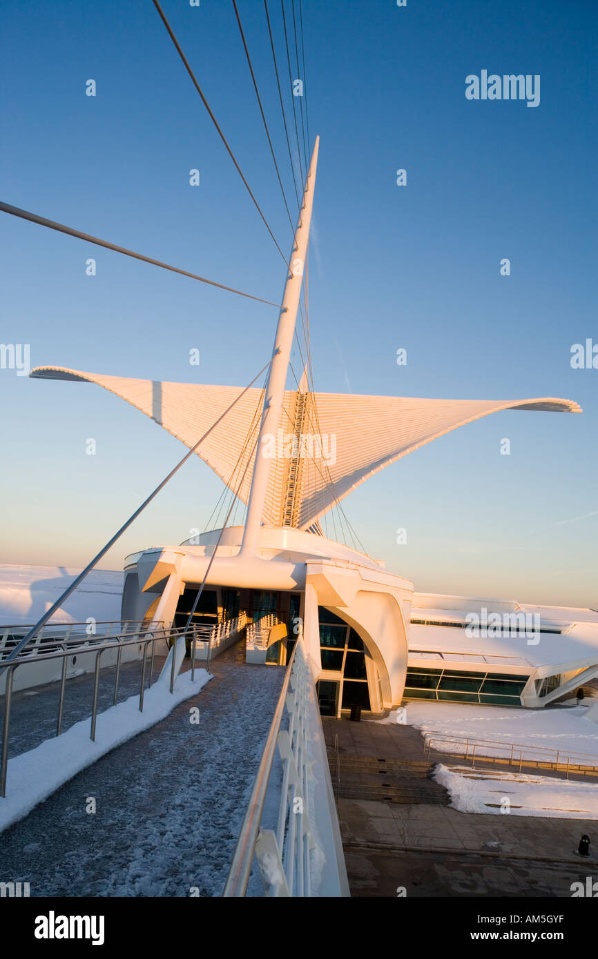 Sunset view of the Reiman Bridge of Santiago Calatrava's Milwaukee Art Museum Quadracci Pavilion, Wisconsin in winter. Stock Photo