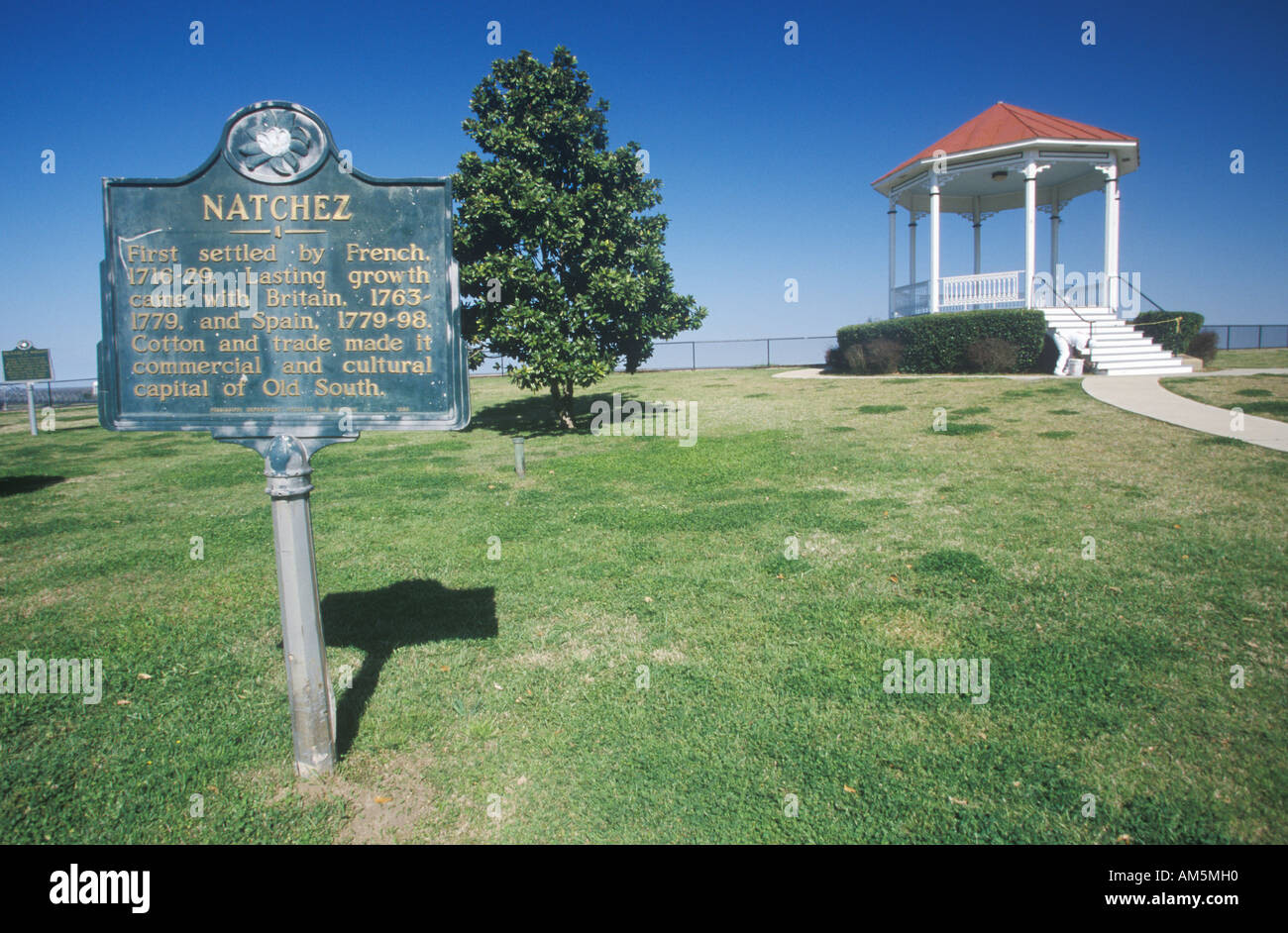 to Natchez MS sign and gazebo in roadside park overlooking MS