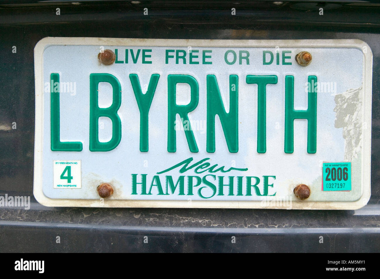 A New Hampshire license plate reads LBYRNTH Stock Photo