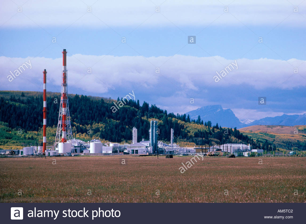 Wildcat hills gas processing and sulphur extraction plant near Stock