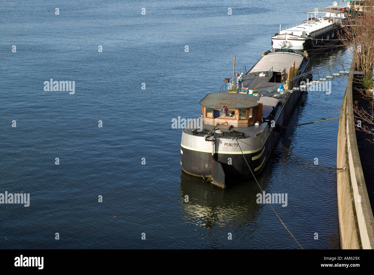 Barges used as homes moored on the Seine river near Paris France 1 December 2007 Stock Photo