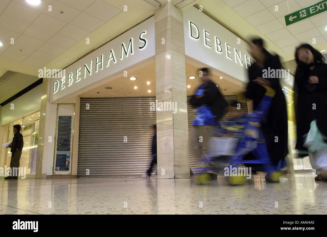 Shoppers walk about in an empty Arndale centre Luton Stock Photo