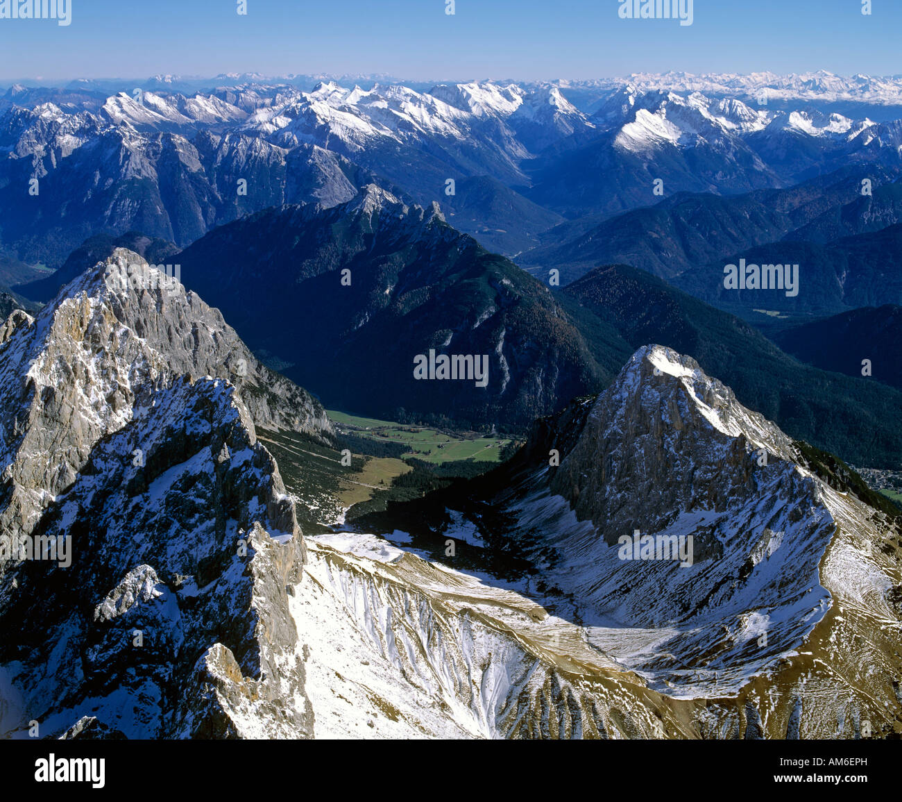 Wetterstein, left hand Schuesselkar and Oefelekopf, Wettersteingebirge, right hand Gehrenspitze