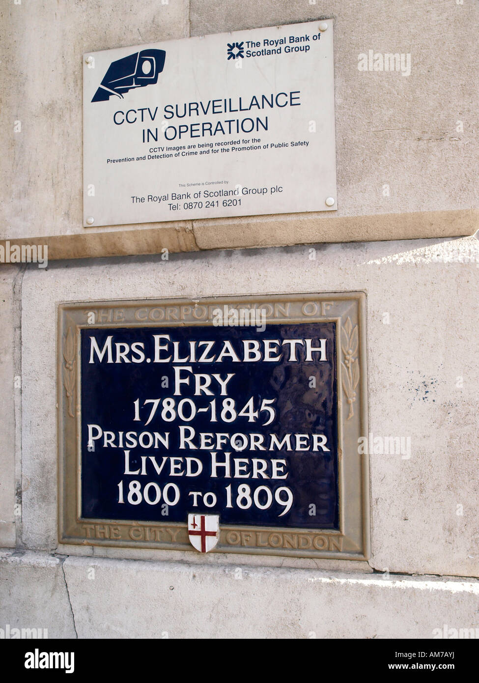 Blue Plaque dedicated to Mrs Elizabeth Gurney Fry By the Corporation of London for her work as a prison reformer. Stock Photo