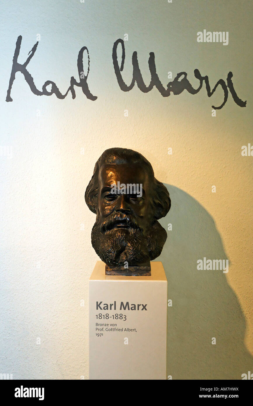 Karl Marx bronze sculpture, birthplace museum, Trier, Rhineland-Palatinate, Germany Stock Photo