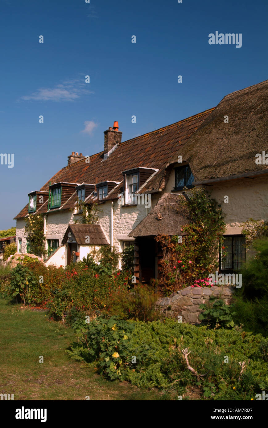 Characterful cottages hi-res stock photography and images - Alamy