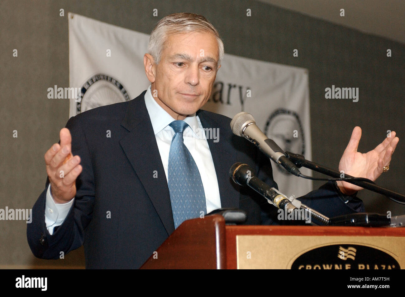 General Wesley K Clark Ret speaks during a luncheon at the Military Reporters and Editors  Conference on impact of embedding Stock Photo
