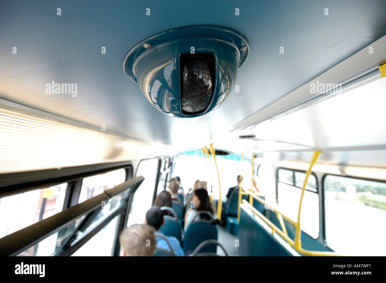Камеры общественного транспорта. Видеонаблюдение в автобусе. Система видеонаблюдения в автобусе. Видеокамера в автобусе. Камеры наблюдения в автобусе.