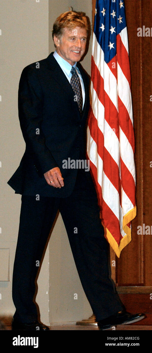 Robert Redford walks on stage a 2003 He discussed the importan public support of the arts flim preservation and film as an art f Stock Photo