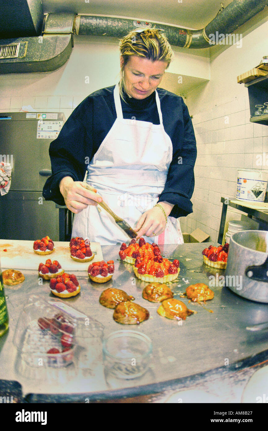 Paris France, French Woman Chef, Flora Mikula, Owner, Working in Kitchen of  Restaurant 'Flora' Strawberry Tartes, THE CUISINE OF FRANCE, contemporary Stock Photo