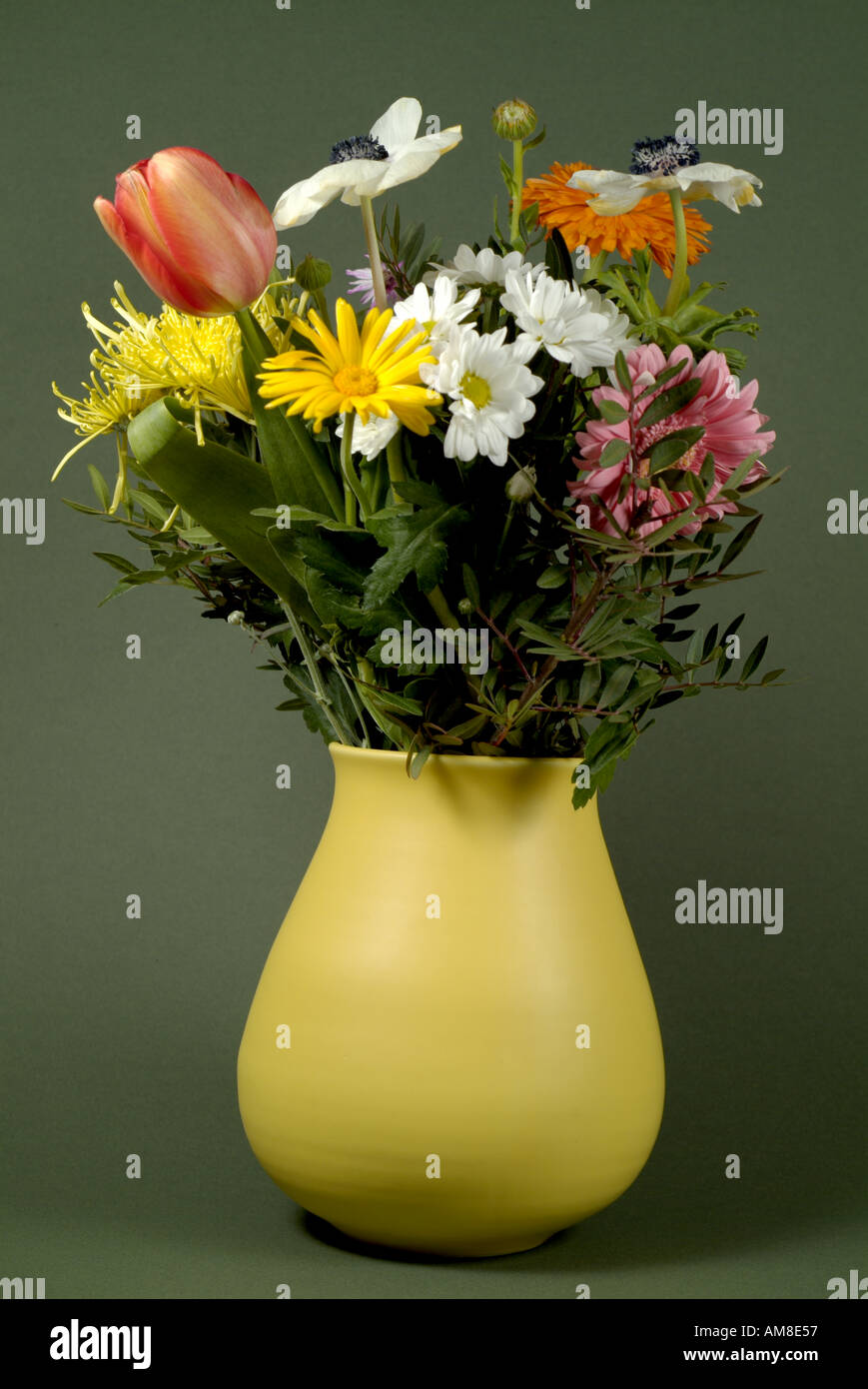 Bunch of flowers vase hires stock photography and images Alamy