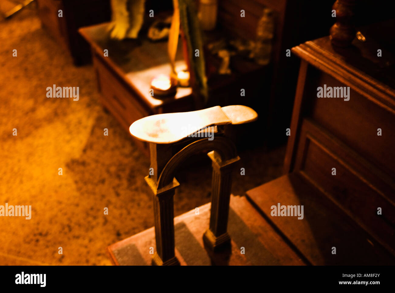 Shoe shine stand Stock Photo - Alamy