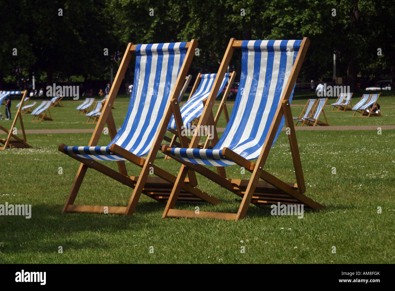 Empty deck chairs in park hi-res stock photography and images - Alamy