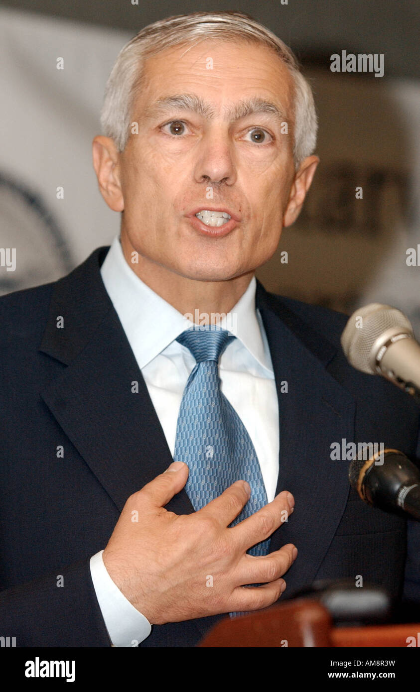 General Wesley K Clark Ret speaks during a luncheon at the Military Reporters and Editors 2003 Conference on impact of embedding Stock Photo