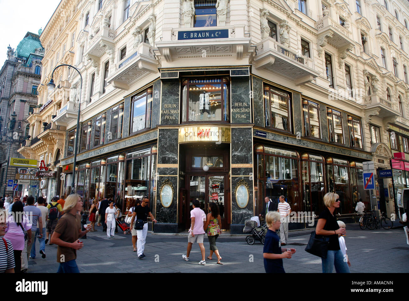 Aug 2007 - People at Graben pedestrian annd shopping street Vienna Austria Stock Photo