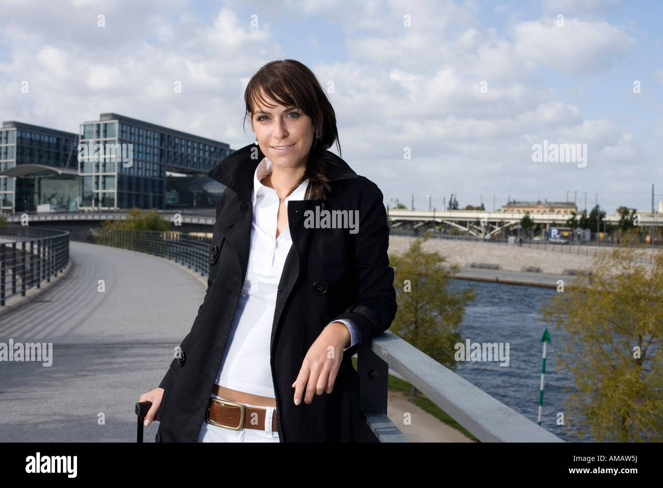Woman leaning over bridge railing hi-res stock photography and images ...