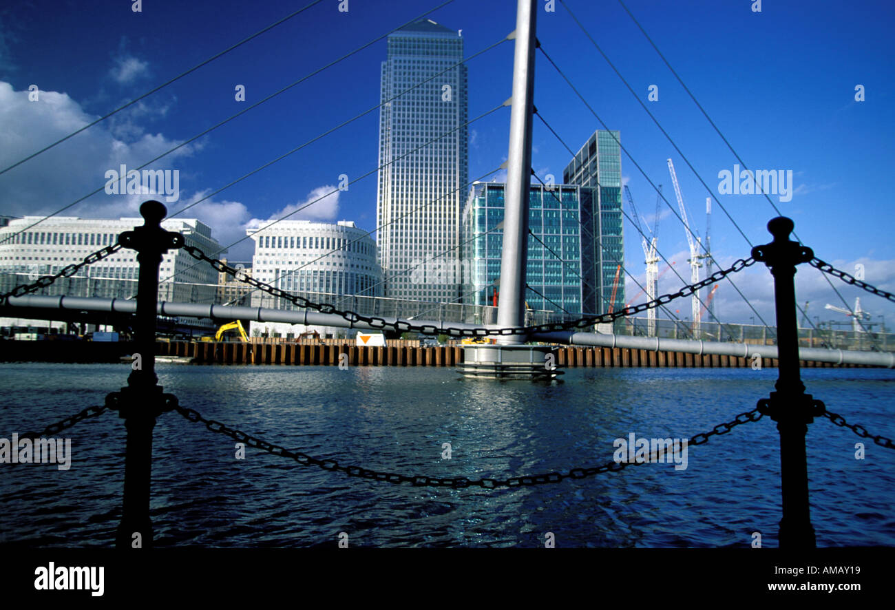 Canary wharf bridge hi-res stock photography and images - Alamy