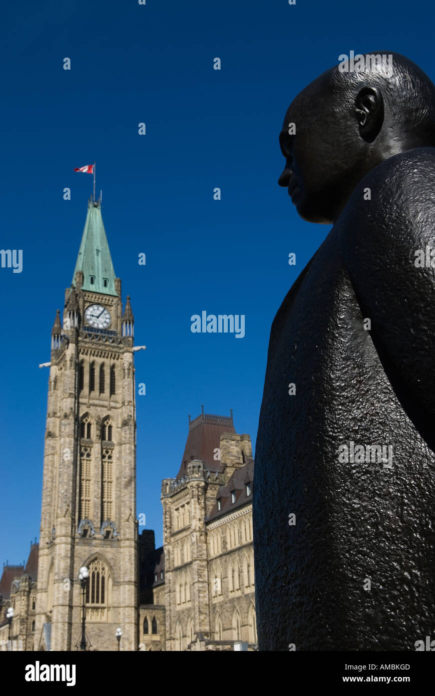 Statue of former prime minister William Lyon Mackenzie King in front of the Peace Tower Canadian Parliament Buildings Ottawa Ont Stock Photo