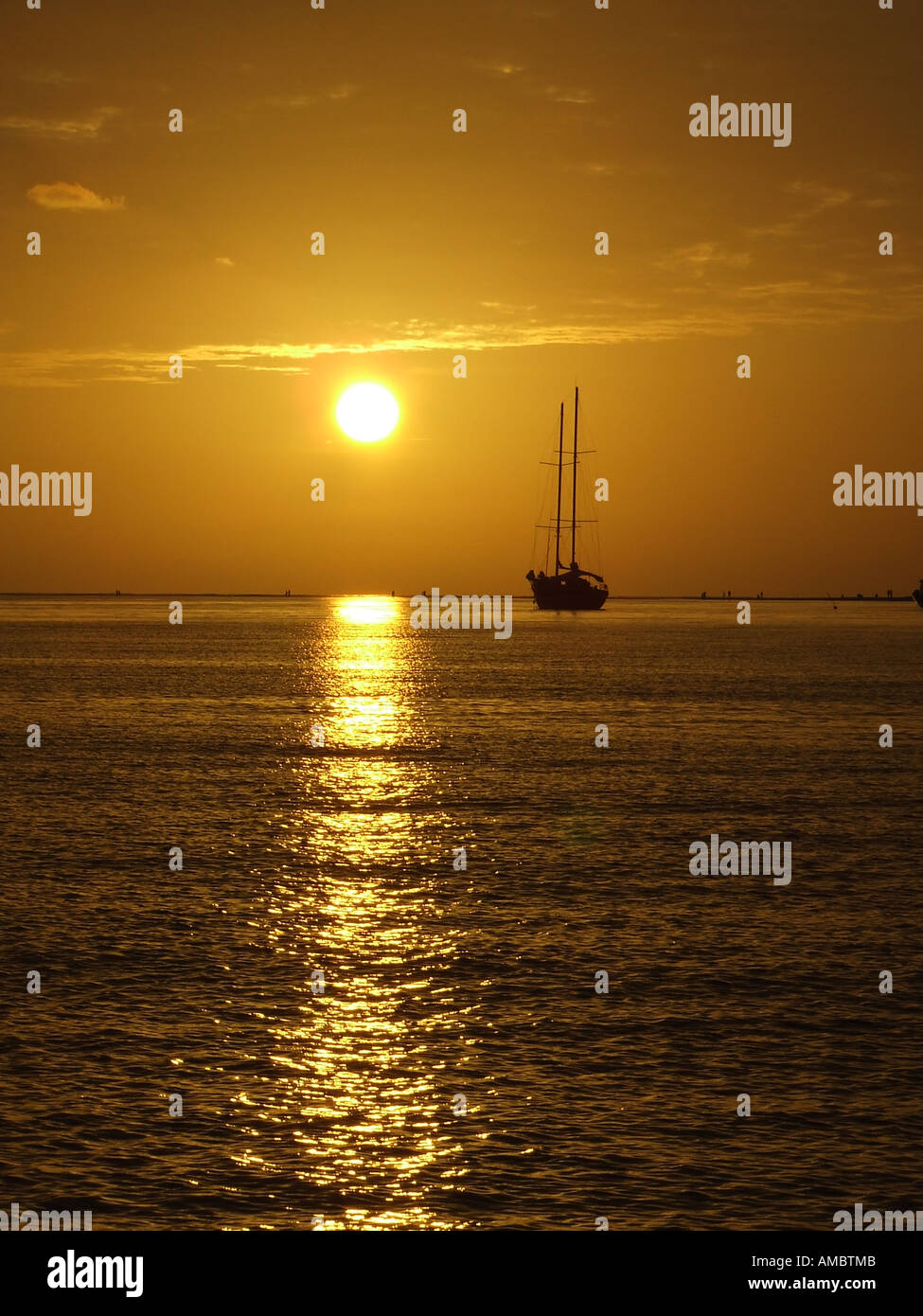 Yellow sunset over water hi-res stock photography and images - Alamy