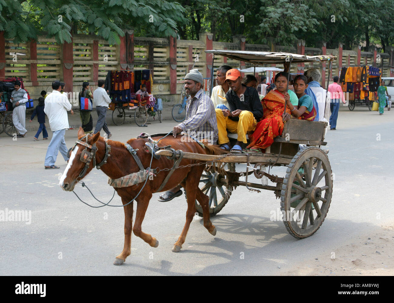 India, Bodhgaya: Horse-drawn carriage in the streets of the buddhist holy site of Bodhgaya Stock Photo