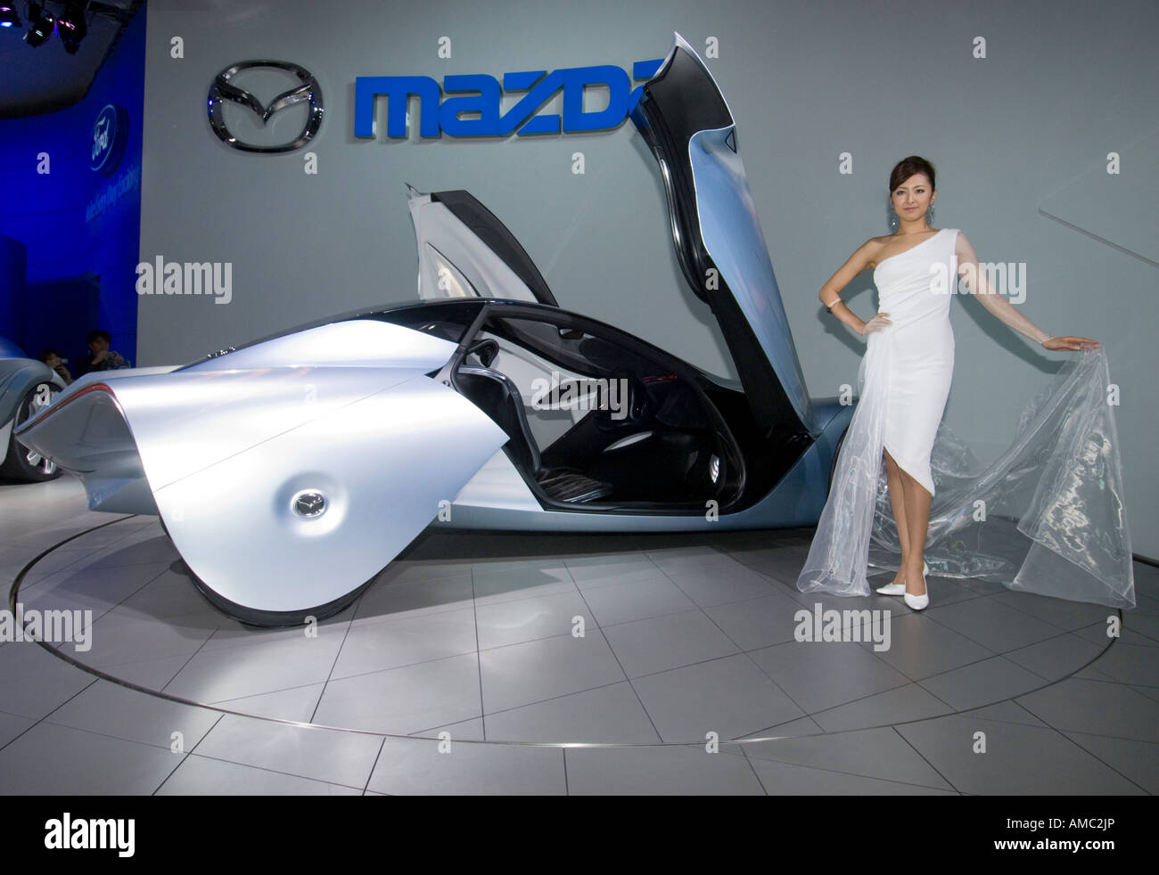 https://c8.alamy.com/comp/AMC2JP/futuristic-mazda-taiki-sports-car-on-display-at-tokyo-motor-show-2007-AMC2JP.jpg