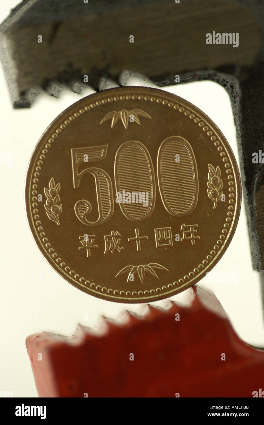 500 five hundred yen coin in tool teeth vertical Stock Photo