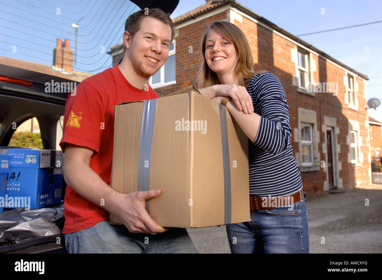 A YOUNG COUPLE MOVING INTO THEIR FIRST HOME UK Stock Photo