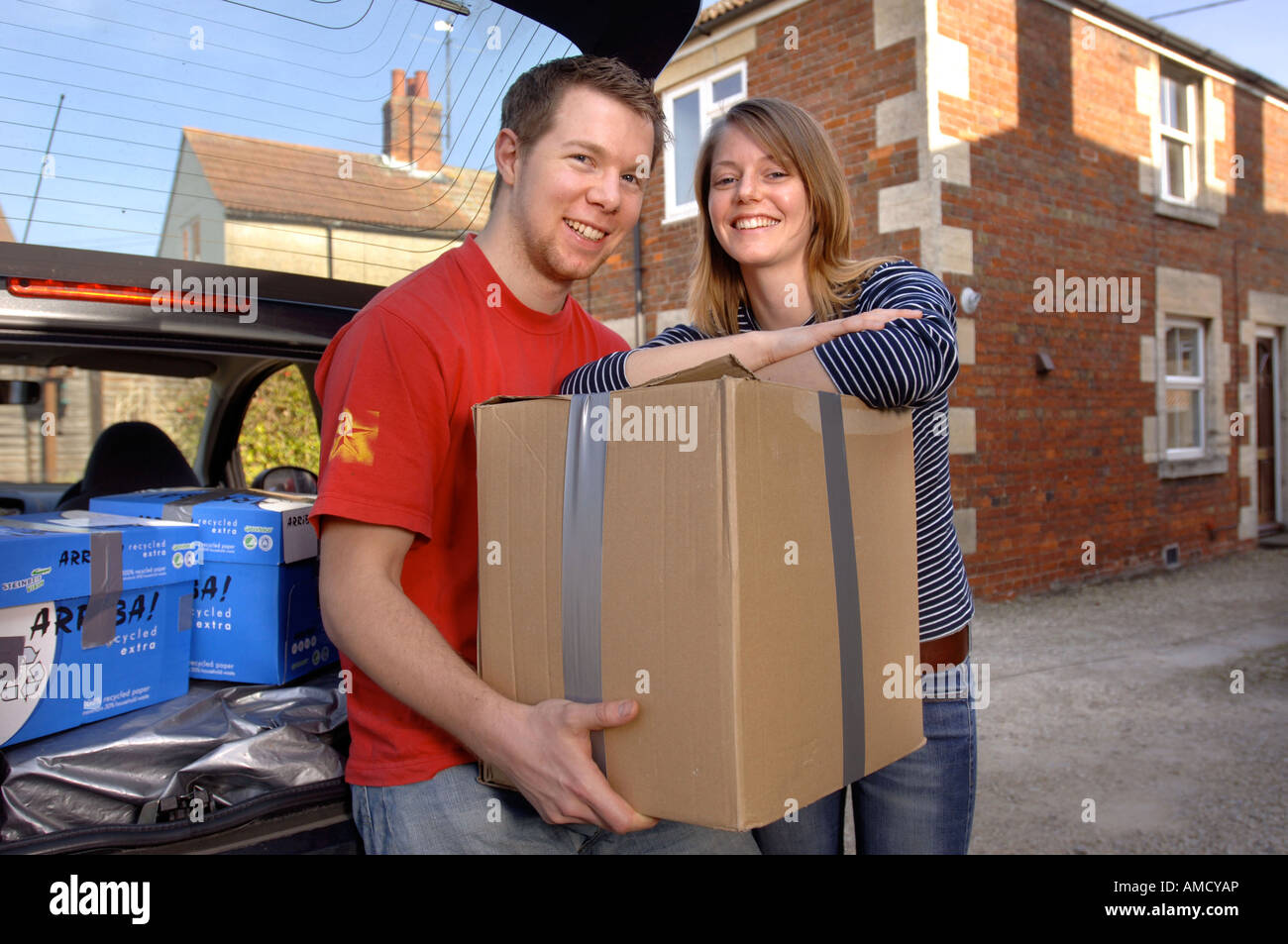 A YOUNG COUPLE MOVING INTO THEIR FIRST HOME UK Stock Photo