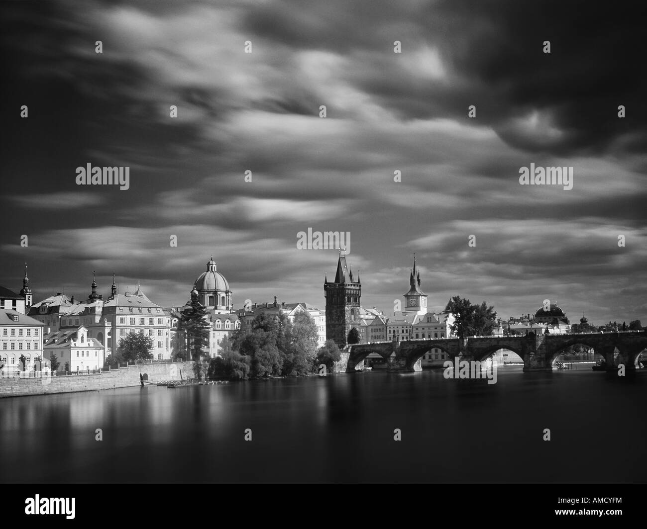 City landscape black and white hi-res stock photography and images - Alamy