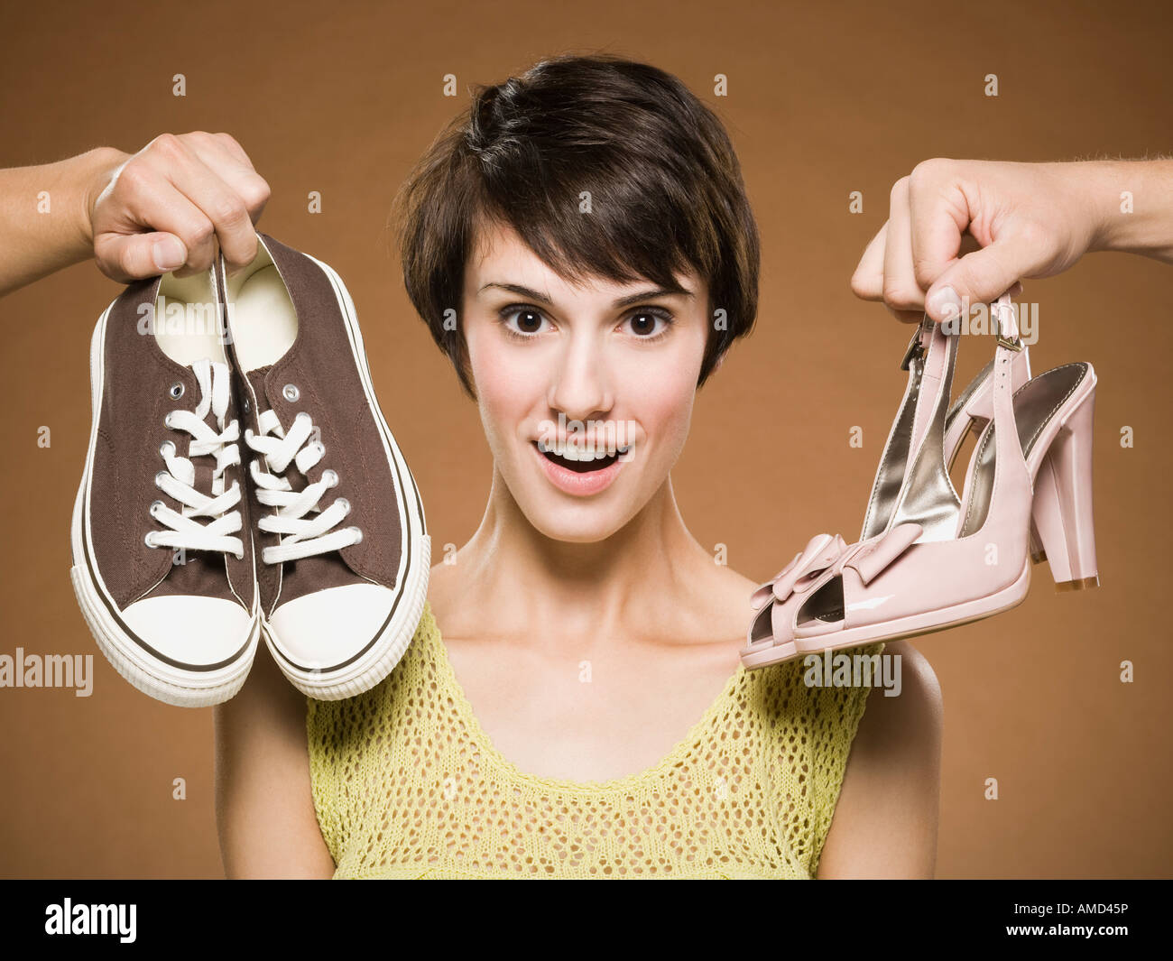 Запах от новой обуви. Фотосессия обуви. Неудобные туфли. Выбор обуви. Ноги в обуви.