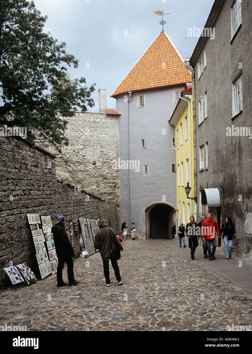 Tallinn Old Town Estonia ARTIST SELLING PAINTINGS in LONG LEG PIKK JALG Stock Photo