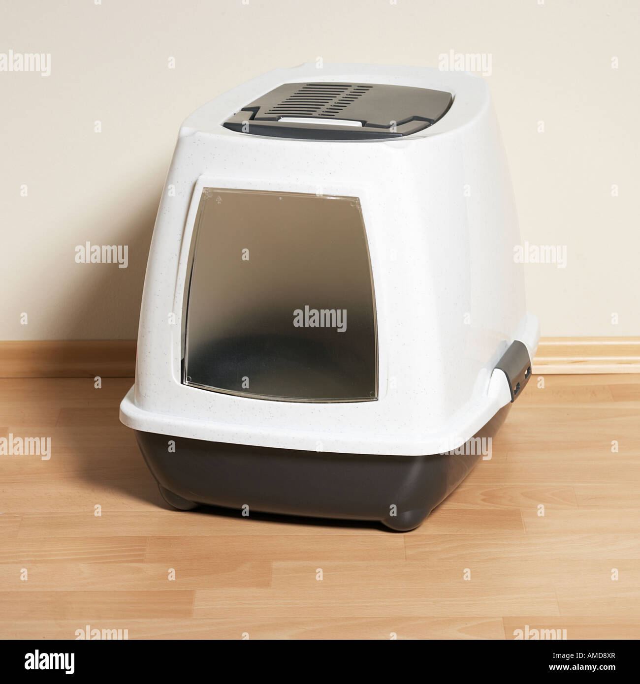 litter box Stock Photo - Alamy