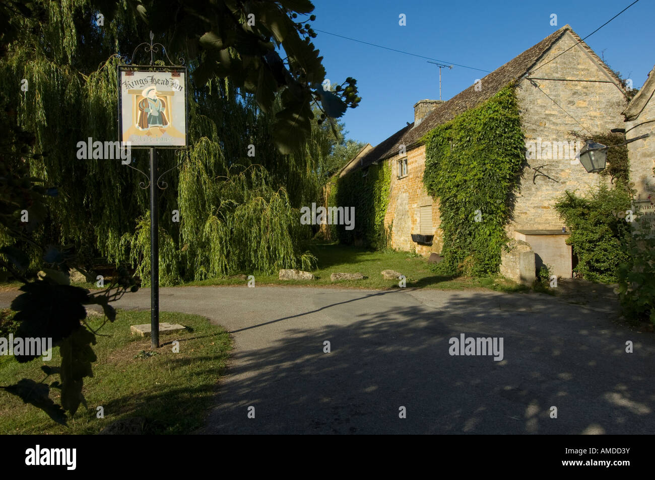 Kings Head Inn - typical English country pub and restaurant in 16th century building. Stock Photo
