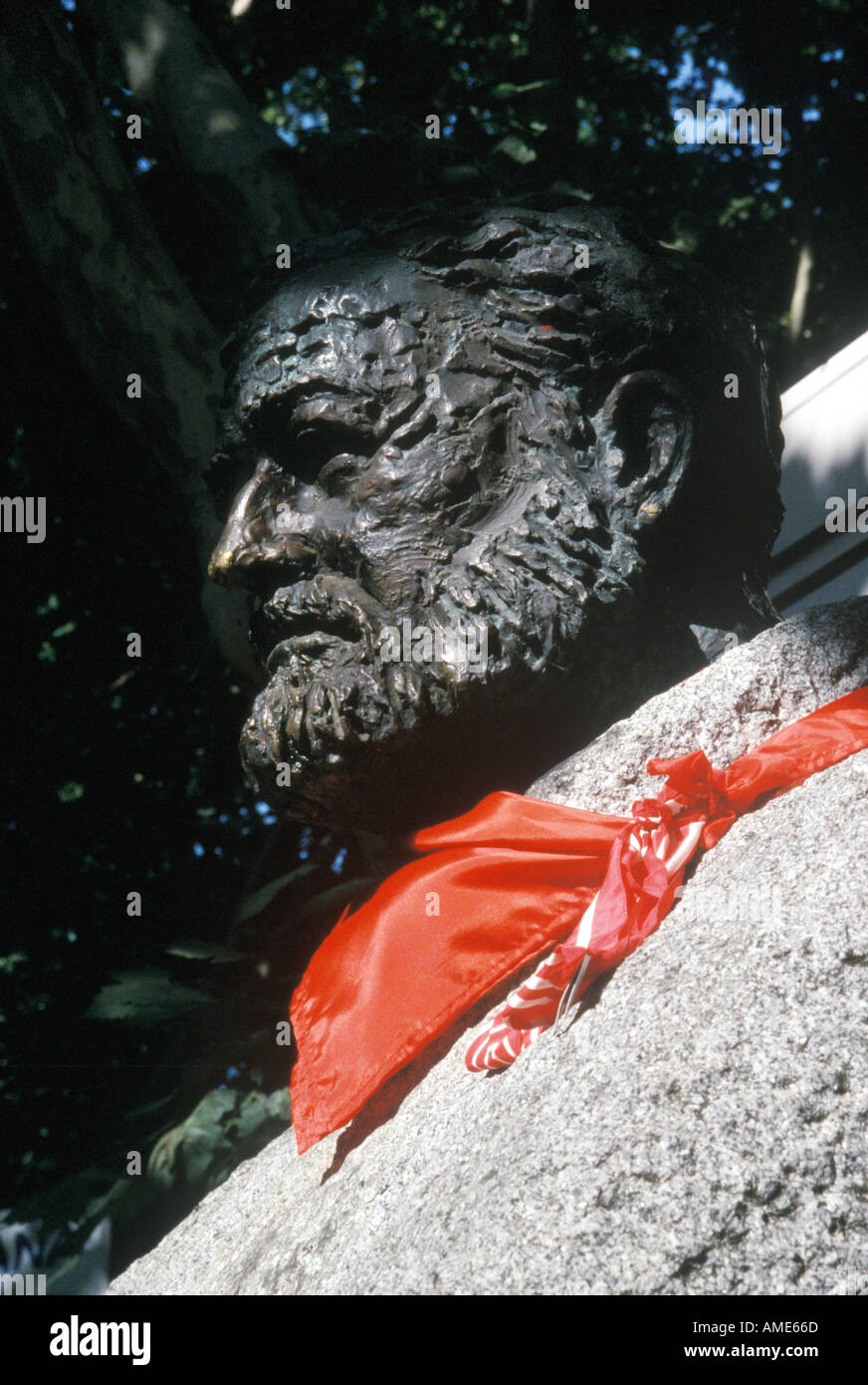 Spain Navarra Pamplona Iruna Plaza de Toros Bullring Ernest Hemingway statue with San Fermin scarf Stock Photo